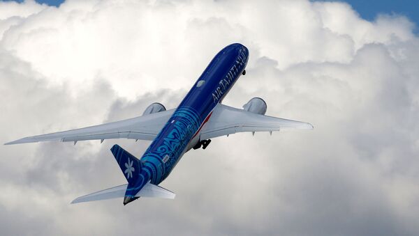Самолет Air Tahiti Nui Boeing 787-9 Dreamliner N1015 совершает полет на международном аэрокосмическом салоне Paris Air Show (17 июня 2019). Ле Бурже - Sputnik Армения