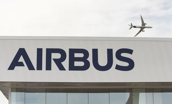 Дальнемагистральный широкофюзеляжный пассажирский самолёт Airbus A350-1000 совершает полет на международном аэрокосмическом салоне Paris Air Show 2019 (18 июня 2019). Ле Бурже - Sputnik Армения