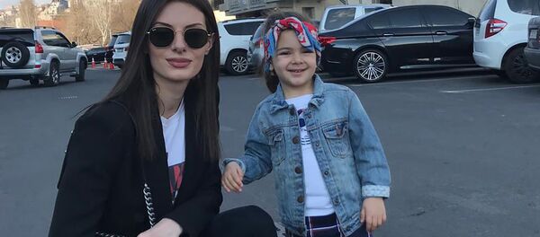 Лилит Мурадян с дочерью Лилит Мурадян с дочерью - Sputnik Արմենիա