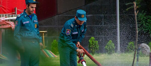 Сотрудники МЧС Армении поливает пьедестал памятника Егише Чаренцу в Ереване - Sputnik Армения