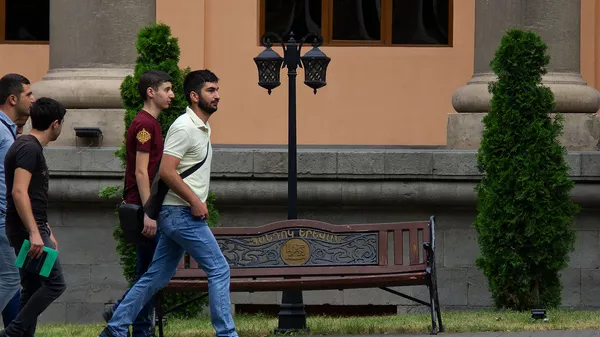 Люди на улице Терьяна - Sputnik Армения