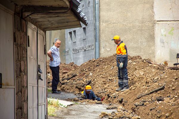 Պայթած կոյուղի, առնետների խրախճանք ու տանը փակված երեխաներ. Նոր Նորքում կփոխվի՞ իրավիճակը Պայթած կոյուղի, առնետների խրախճանք ու տանը փակված երեխաներ. Նոր Նորքում կփոխվի՞ իրավիճակը - Sputnik Արմենիա