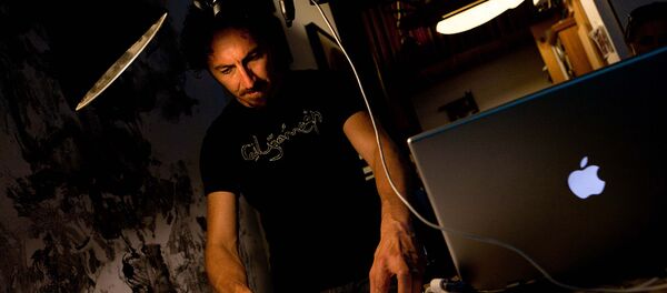 Визуальный художник Кеворк Мурад практикует свою технику рисования перед выступлением в своей студии Bushwick в Бруклине (20 июля 2011). Нью-Йорк Визуальный художник Кеворк Мурад практикует свою технику рисования перед выступлением в своей студии Bushwick в Бруклине (20 июля 2011). Нью-Йорк - Sputnik Արմենիա