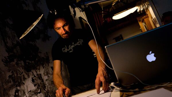 Визуальный художник Кеворк Мурад практикует свою технику рисования перед выступлением в своей студии Bushwick в Бруклине (20 июля 2011). Нью-Йорк - Sputnik Արմենիա