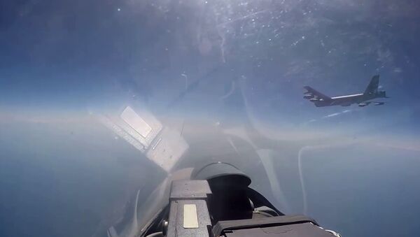 Перехват стратегического бомбардировщика ВВС США В-52Н российским Су-27 - Sputnik Армения