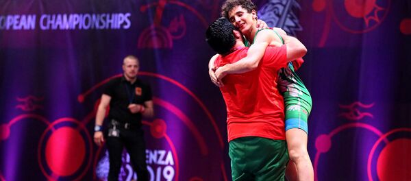 Финальный поединок между Эдмондом Назаряном (Болгария) и Бaрисом Эрбеком (Турция) на юношеском чемпионате Европы по греко-римской борьбе (19 июня 2019). Фаэнца, Италия - Sputnik Արմենիա