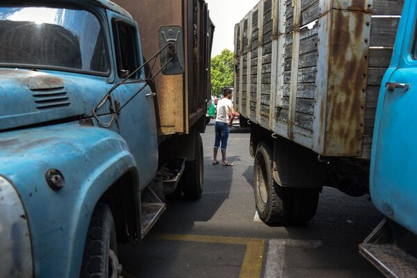 Մետաղական աղբով լի մեքենաներ` կառավարության մոտ. ինչի դեմ են բողոքում տնտեսվարողները Մետաղական աղբով լի մեքենաներ` կառավարության մոտ. ինչի դեմ են բողոքում տնտեսվարողները - Sputnik Արմենիա