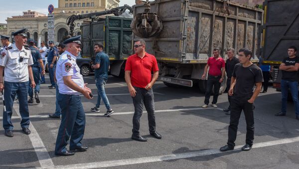 Акция протеста сотрудников компаний по экспорту металлолома перед Домом правительства (20 июня 2019). Еревaн - Sputnik Армения
