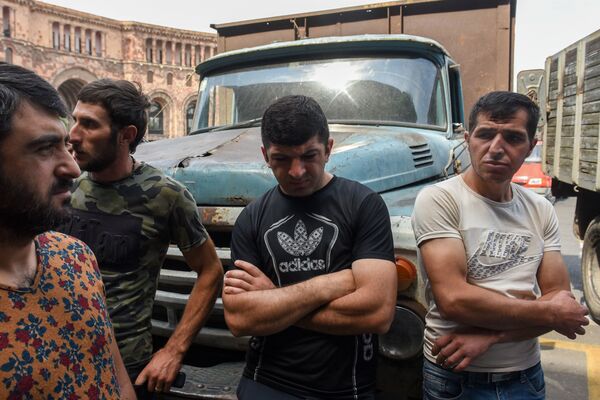 Մետաղական աղբով լի մեքենաներ` կառավարության մոտ. ինչի դեմ են բողոքում տնտեսվարողները Մետաղական աղբով լի մեքենաներ` կառավարության մոտ. ինչի դեմ են բողոքում տնտեսվարողները - Sputnik Արմենիա