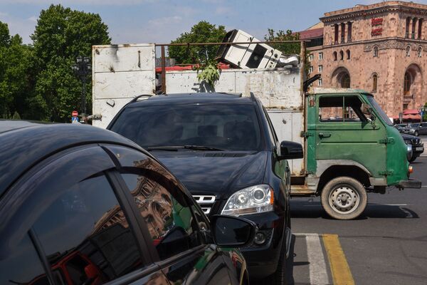Մետաղական աղբով լի մեքենաներ` կառավարության մոտ. ինչի դեմ են բողոքում տնտեսվարողները Մետաղական աղբով լի մեքենաներ` կառավարության մոտ. ինչի դեմ են բողոքում տնտեսվարողները - Sputnik Արմենիա