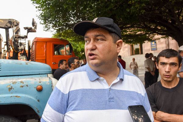 Մետաղական աղբով լի մեքենաներ` կառավարության մոտ. ինչի դեմ են բողոքում տնտեսվարողները Մետաղական աղբով լի մեքենաներ` կառավարության մոտ. ինչի դեմ են բողոքում տնտեսվարողները - Sputnik Արմենիա