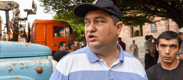 Адвокат Артур Айвазян на акции протеста сотрудников компаний по экспорту металлолома перед Домом правительства (20 июня 2019). Еревaн - Sputnik Արմենիա