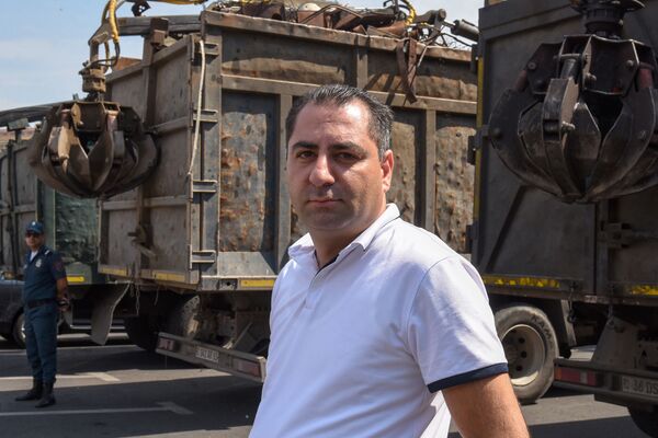 Машины с металлоломом у здания правительства Армении: проект властей возмутил экспортеров Машины с металлоломом у здания правительства Армении: проект властей возмутил экспортеров - Sputnik Армения