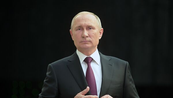 Президент России Владимир Путин отвечает на вопросы журналистов после ежегодной Прямой линии в Гостином дворе (20 июня 2019). Москвa - Sputnik Армения
