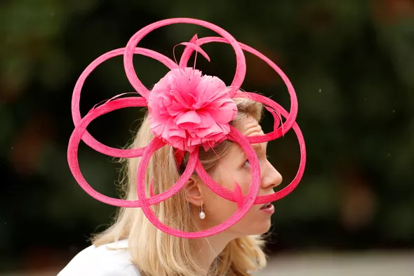 Посетительница королевских скачек Royal Ascot Посетительница королевских скачек Royal Ascot - Sputnik Армения