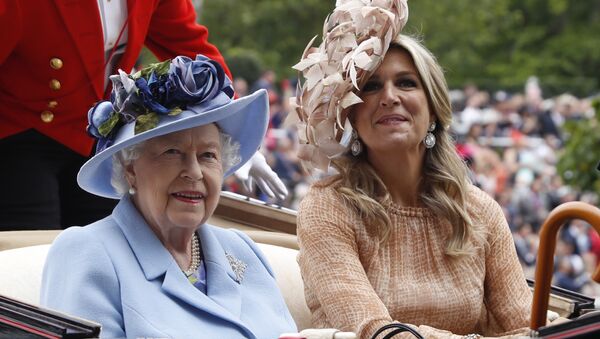 Королева Великобритании Елизавета II и королева Нидерландов Максима прибывают на скачки Royal Ascot  - Sputnik Армения