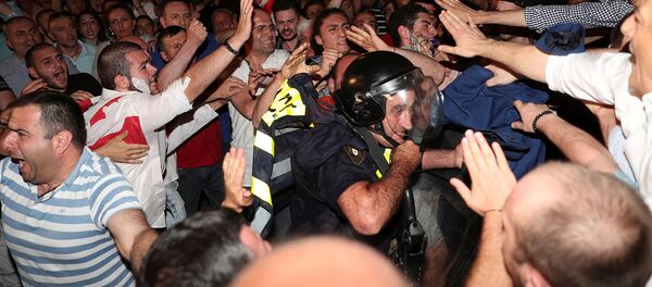 Участники акции протеста против визита российской делегации возле здания парламента Грузии окружили полицейского (20 июня 2019). Тбилиси Участники акции протеста против визита российской делегации возле здания парламента Грузии окружили полицейского (20 июня 2019). Тбилиси - Sputnik Արմենիա