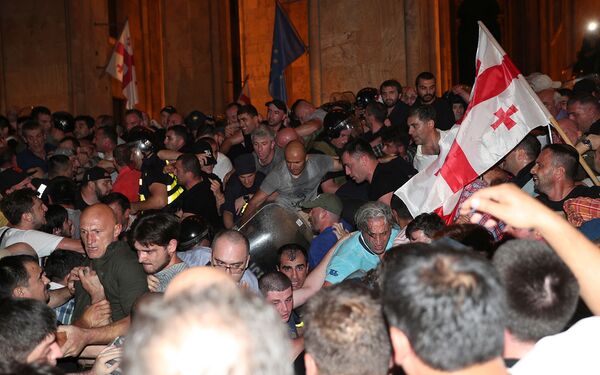 Полиция применила резиновые пули и газ: первые данные о пострадавших в Тбилиси Полиция применила резиновые пули и газ: первые данные о пострадавших в Тбилиси - Sputnik Армения