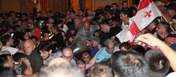 Участники акции протеста против визита российской делегации возле здания парламента Грузии (20 июня 2019). Тбилиси - Sputnik Армения