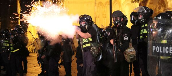 Сотрудники ОМОНа во время митинга против визита российского депутата Грузию (21 июня 2019). Тбилиси Сотрудники ОМОНа во время митинга против визита российского депутата Грузию (21 июня 2019). Тбилиси - Sputnik Армения