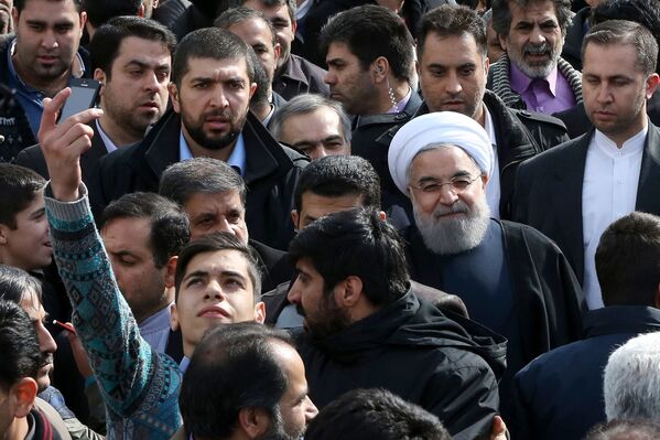 Мужчина делает селфи около президента Ирана Хасана Роухани на праздновании 37-й годовщины Исламской революции (11 февраля 2016). Тегеран - Sputnik Армения