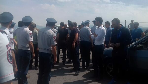 Жители общины Ани заблокировали трассу Еревaн-Гюмри (21 июня 2019). Ширак - Sputnik Արմենիա