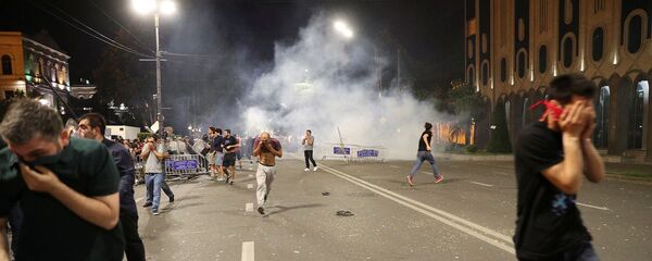 Активисты митинга против визита российского депутата Грузию убегаю с проспекта Руставели после применения ОМОН-ом слезоточивого газа (21 июня 2019). Тбилиси - Sputnik Армения