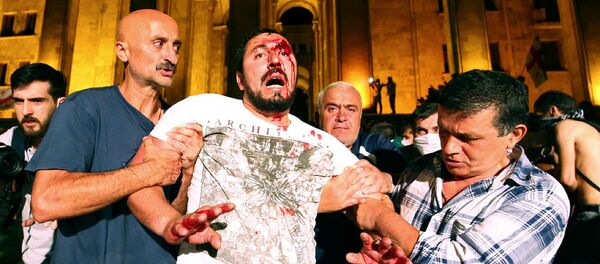 Демонстранты помогают раненому во время акции протеста против визита российского депутата Грузию (21 июня 2019). Тбилиси Демонстранты помогают раненому во время акции протеста против визита российского депутата Грузию (21 июня 2019). Тбилиси - Sputnik Արմենիա