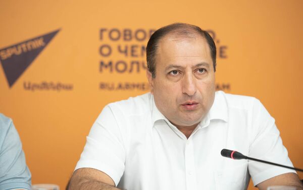 Адвокат Айк Алоян на пресс-конференции адвокатов Роберта Кочаряна (21 июня 2019). Еревaн - Sputnik Армения