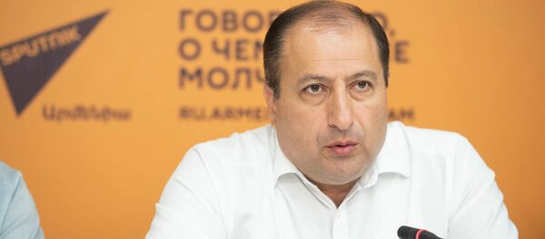 Адвокат Айк Алоян на пресс-конференции адвокатов Роберта Кочаряна (21 июня 2019). Еревaн - Sputnik Армения