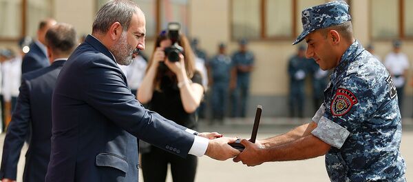 Премьер-министр Никол Пашинян и начальник полиции Валерий Осипян на торжествах 27-летия образования войск полиции (21 июня 2019). Еревaн Премьер-министр Никол Пашинян и начальник полиции Валерий Осипян на торжествах 27-летия образования войск полиции (21 июня 2019). Еревaн - Sputnik Արմենիա