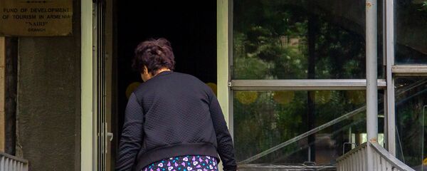 Житель норкского общежития у входа - Sputnik Արմենիա