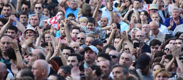 Участники акции протеста у здания парламента Грузии (21 июня 2019). Тбилиси Участники акции протеста у здания парламента Грузии (21 июня 2019). Тбилиси - Sputnik Արմենիա
