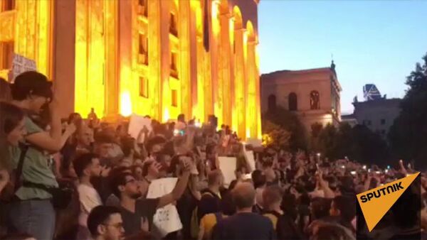 Многотысячный митинг в центре Тбилиси - видео акции протеста у парламента - Sputnik Армения