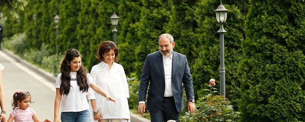Семья премьер-министра Никола Пашиняна во время встречи с детьми из диаспоры (21 июня 2019). Еревaн - Sputnik Արմենիա
