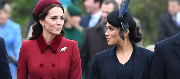 Кэтрин, герцогиня Кембриджская (слева) беседует с Меган, Герцогиней Сассекской - Sputnik Армения