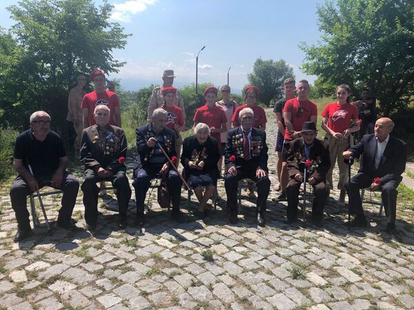 Սա սուրբ վայր է. Գյումրիում հարգանքի տուրք մատուցեցին Մեծ հայրենականի 100 մասնակիցներին Սա սուրբ վայր է. Գյումրիում հարգանքի տուրք մատուցեցին Մեծ հայրենականի 100 մասնակիցներին - Sputnik Արմենիա