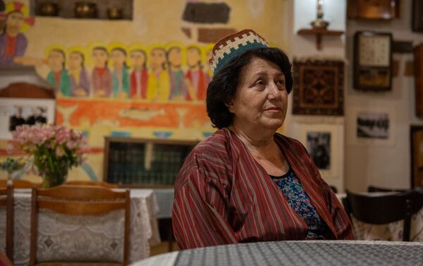 Рима Казарян официант ресторана Песня старых дней - Sputnik Армения