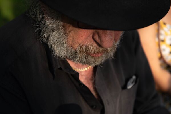 Бабуля ошибалась – родина есть: спевший с Азнавуром безумный музыкант влюблен в Армению - Sputnik Армения