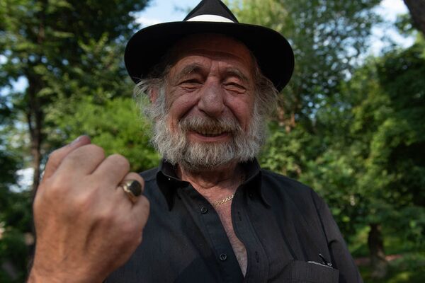 Бабуля ошибалась – родина есть: спевший с Азнавуром безумный музыкант влюблен в Армению - Sputnik Армения