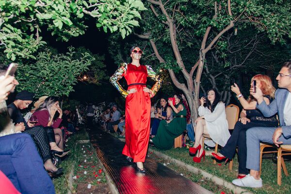 Սկսնակ դիզայները հագուստ է ստեղծել` հաշվի առնելով հայերի կազմվածքի առանձնահատկությունները Սկսնակ դիզայները հագուստ է ստեղծել` հաշվի առնելով հայերի կազմվածքի առանձնահատկությունները - Sputnik Արմենիա