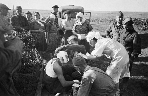 Медсестры оказывают помощь первым раненым после воздушного налета фашистов под Кишиневом - Sputnik Армения