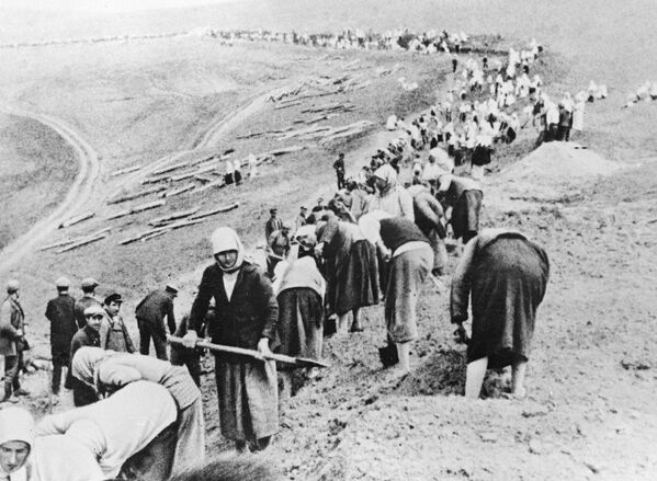 Колхозники строят оборонительные рубежи в прифронтовой полосе, июнь 1941 год - Sputnik Армения
