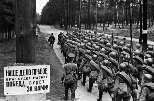Колонны бойцов движутся на фронт из Москвы, 23 июня 1941 года - Sputnik Армения