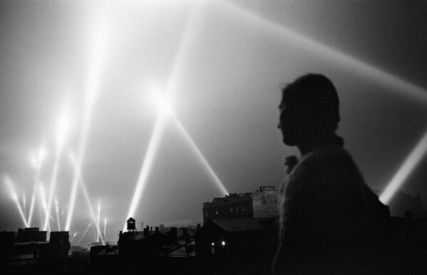 ՀՕՊ զորքերի լուսարձակները լուսավորում են Մոսկվայի երկինքը։ Մոսկվա, 1941 թվականի հունիս։ - Sputnik Արմենիա
