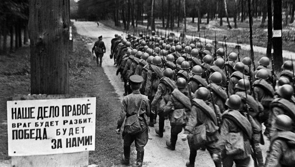 Колонны бойцов движутся на фронт из Москвы, 23 июня 1941 года - Sputnik Արմենիա