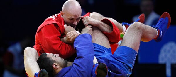 Андрей Перепелюк (Россия) в бою с Давидом Григоряном (Армения) во время матча за золотую медаль по самбо среди мужчин до 82кг (22 июня 2019). Минск - Sputnik Армения