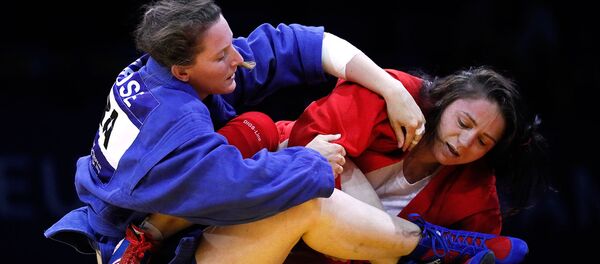 Галина Амбарцумян (Россия) в бою с Камиллой Ларозой (Франция) в матче за бронзовую медаль по самбо среди женщин до 72кг (22 июня 2019). Минск - Sputnik Армения