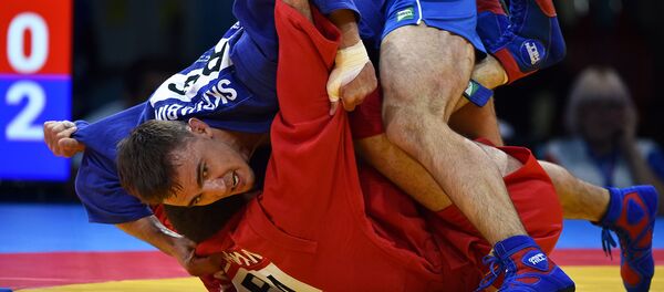 Арсен Казарян (Армения) против Станислава Скрябина (Россия) в четвертьфинальном поединке мужского самбо в категории до 74 кг (23 июня 2019). Минск Арсен Казарян (Армения) против Станислава Скрябина (Россия) в четвертьфинальном поединке мужского самбо в категории до 74 кг (23 июня 2019). Минск - Sputnik Արմենիա