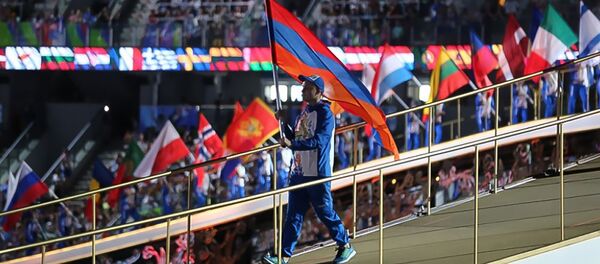 Знаменоносец сборной Армении Ованнес Бочков на Вторых Европейских играх (21 июня 2019). Минск - Sputnik Армения